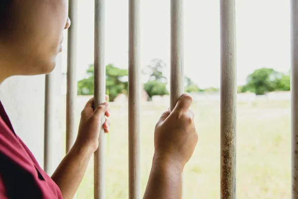 Γυναίκα Φυλακή Που Λείπει Χέρι Στο Κλουβί Φυλακή Υπάρχει Ελευθερία — Φωτογραφία Αρχείου