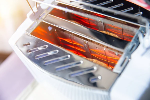 面包烤面包机加热元件发光红热灯丝 — 图库照片