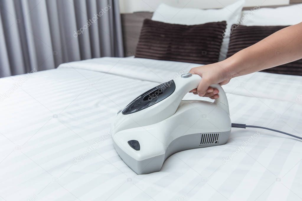 Mite vacuum cleaner using cleaning bed mattress dust eliminator with UV lamp