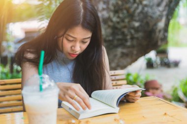 Asyalı kadın kafe tatil cep kitabı okuma ciddi