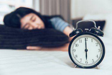 Uyku veya yorgun gün zaman kavramı diğerlerinden uyuklayan
