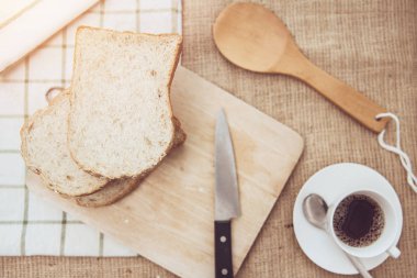 üstten görünüm sade tam tahıllı ekmek vintage sesi ile kahve.