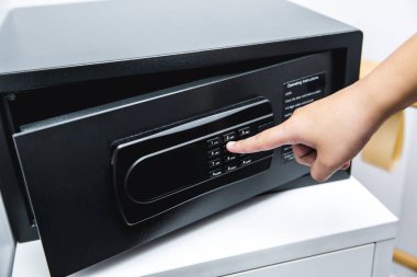 güvenlik kasası kapı açık closeup el anahtar parola