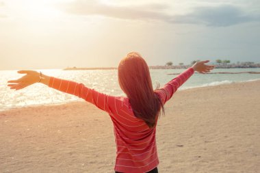 Asyalı kadın okyanus plaj özgürlük seyahat tatil kavramı, açık kol.