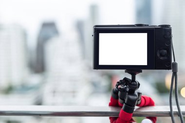 Zaman atlamalı veya yavaş hız çekim sırasında kalamar tripod kullanarak kompakt dijital fotoğraf makinesi.