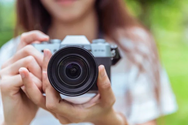 Mädchen Teenager Halten Spiegellose Kamera Retro Vintage Stil Digitalen Fotografen — Stockfoto