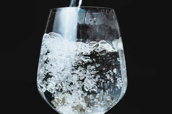 Despejando Água Vidro Isolado Preto — Fotografia de Stock