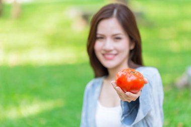 Kız teen sağlıklı cilt için domates yüksek antioksidan likopen vitamin C.
