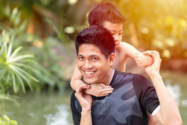 Азиатский Отец Играет Сыном Добрые Отношения Счастливая Улыбка Парке Семейный — стоковое фото