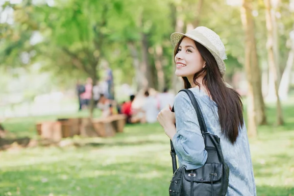 Adolescente Com Bolsa Ombro Verão Andando Parque Verde — Fotografia de Stock