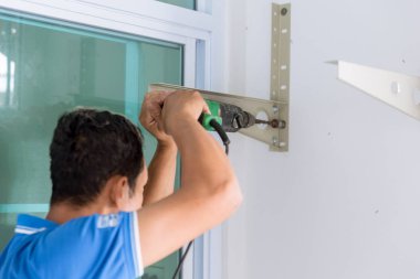 işçi delme duvara kurulum açık soğutucu stand yeni Klima yükleme için.