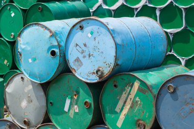 yığın grubunda sanayi Petrol tankı varil eski kirli
