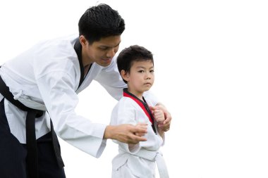 Taekwondo ana siyah kuşak çocuk beyaz arka plan tetikte savaşmak için öğretim