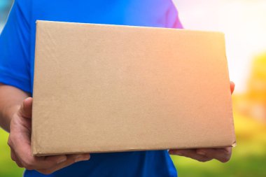 adam ile kahverengi kutusu paketi teslim gemiden evine online alışveriş merkezi