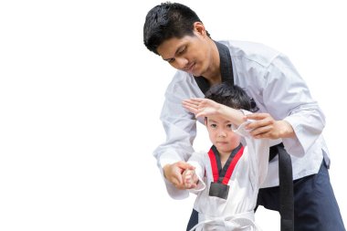 Öğretmen siyah kuşak Taekwondo savaşçı çocuk yumruk nöbet izole kırpma yolu ile beyaz arka plan üzerinde uçuş için