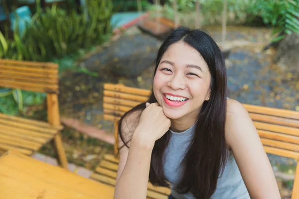 Thai Smile Asiatisk Kvinna Söt Tonåring Leende Glada Njuta Livsstil — Stockfoto