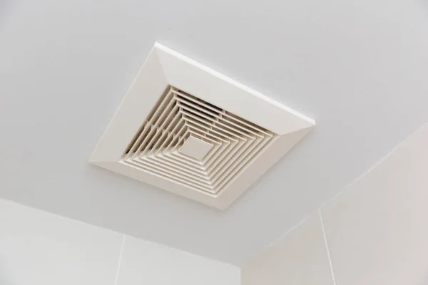 天井で浴室パイプの穴に空気換気水分管 — ストック写真