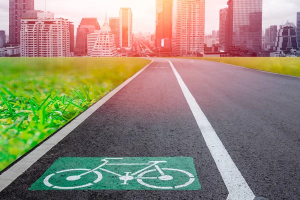 城市概念中的生态绿色运输系统与未来城市地铁建设的自行车车道 — 图库照片