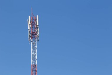 Hücre sitesi, telekomünikasyon kule ya da cep telefonu baz istasyonu ile anten üstüne radyo.