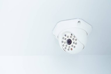 Okul veya üniversite kampüs binası, beyaz temiz güven güvenlik kavramı beyaz Cctv kamera.