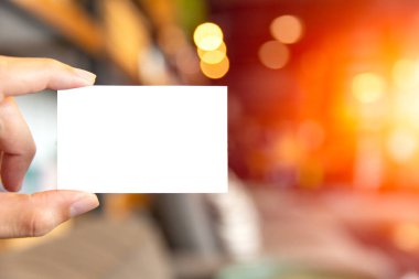 bulanıklık kafe arka plan boş beyaz iş kartıyla tutan el