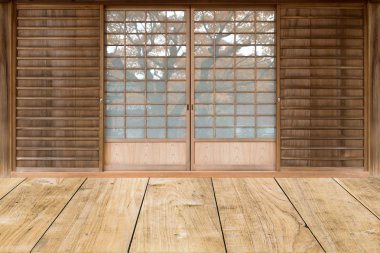 Japon tarzı sürgülü kapı geleneksel evde.