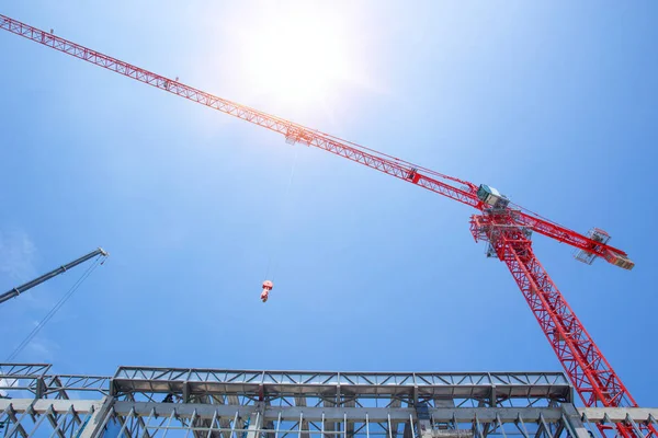 Grote Hoge Kraan Hoist Industriebouw Bouw Met Blauwe Hemelachtergrond — Stockfoto