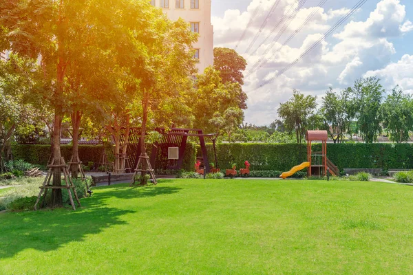 绿色草坪场后院操场自然花园儿童背景户外空间 — 图库照片
