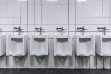 Tuvaletler umumi bir siyah ve beyaz erkek tuvalet satırı