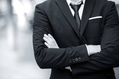 Beyefendi iş adamı çapraz kol vintage siyah beyaz tek tonlu