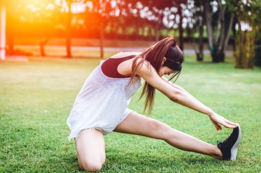 sağlıklı ince kız bacak çalıştıran veya koşu önce sıcak germe