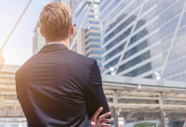 arkadan görünüşü ofis iş görme kavramı için arka plan bakmak beyaz iş adamı