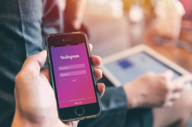 Instagram App iPhone tablet arka plan closeup erkek el kullanan kişiler ile tutun sosyal ağ üzerinde akıllı aygıt concept.23 Eylül 2018, Bangkok Tayland.