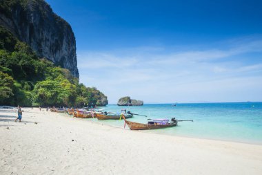 Zamanlama olmadan kapalı duyurdu Haziran 2018 terk plastik çöp birçok turist, Krabi, Tayland Thailand 20 Şubat 2017 tarafından kriz sonrası yetkilisinden gelen Maya beach paradise Island resmi.