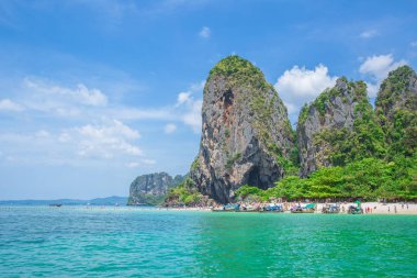 Zamanlama olmadan kapalı duyurdu Haziran 2018 terk plastik çöp birçok turist, Krabi, Tayland Thailand 20 Şubat 2017 tarafından kriz sonrası yetkilisinden gelen Maya beach paradise Island resmi.