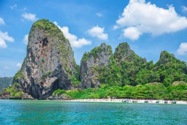 Zamanlama olmadan kapalı duyurdu Haziran 2018 terk plastik çöp birçok turist, Krabi, Tayland Thailand 20 Şubat 2017 tarafından kriz sonrası yetkilisinden gelen Maya beach paradise Island resmi.