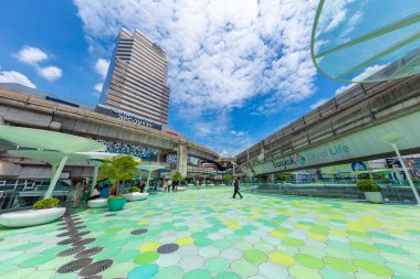 Bangkok şehir manzaralı Siam keşif ve Mbk merkezi nokta renkli ve popüler seyahat konum yeşil gökyüzü yürüyüş turist ile dünya çapında. 13 Eylül 2018. Bangkok, Tayland.