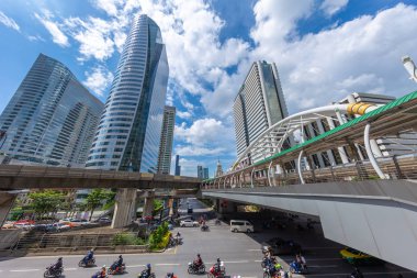 Bangkok seyahat Bts skyrail Chong Bangkok'un İstasyonu Köprüsü en popüler seyahat yüksek iş ofis görünümü ile dönüm noktası. 13 Eylül 2018. Bangkok, Tayland.