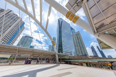 Bangkok seyahat Bts skyrail Chong Bangkok'un İstasyonu Köprüsü en popüler seyahat yüksek iş ofis görünümü ile dönüm noktası. 13 Eylül 2018. Bangkok, Tayland.