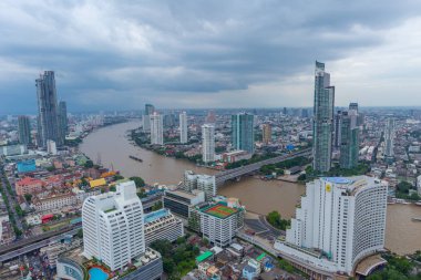 Chao phraya nehir büyük nehir Tayland Bangkok şehir görünümünü ve ülke popüler turistik merkezine seyahat boat.13 tarafından Eylül 2018. Bangkok, Tayland.