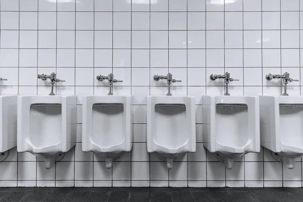 Czysty Męskiej Toalecie Wiersz Pisuary Toalecie Publicznej Czarno Białe — Zdjęcie stockowe