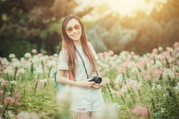 Aziatisch Meisje Ontspannen Vakantie Met Fotografie Bloem Hobby Park Vintage — Stockfoto