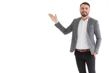 Beyaz arka plan üzerinde izole duruş gülümseyen beyaz işadamı sunu.