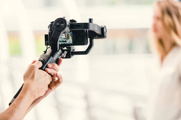 Gemotoriseerde Gimbal Videograaf Met Behulp Van Dslr Camera Shake Tool — Stockfoto