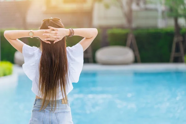 Ragazza Teen Relax Piscina Vacanza Stile Vita Indietro Vista — Foto Stock