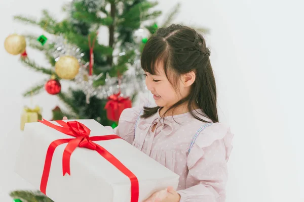 亚洲可爱的女孩快乐的微笑与她的大礼物礼物在圣诞晚会上 — 图库照片