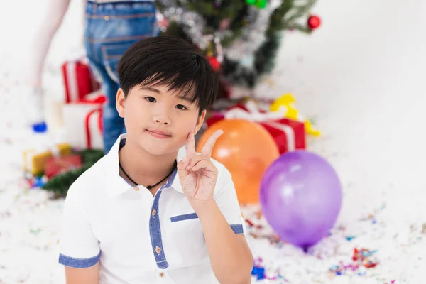 Asiatiska Boy Leende Glada Stilig Modell Närbild Åtgärd Den Studio — Stockfoto
