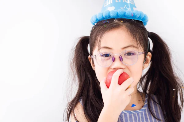 Niños Vasos Comer Fruta Manzana Blanco Copia Espacio Fondo — Foto de Stock