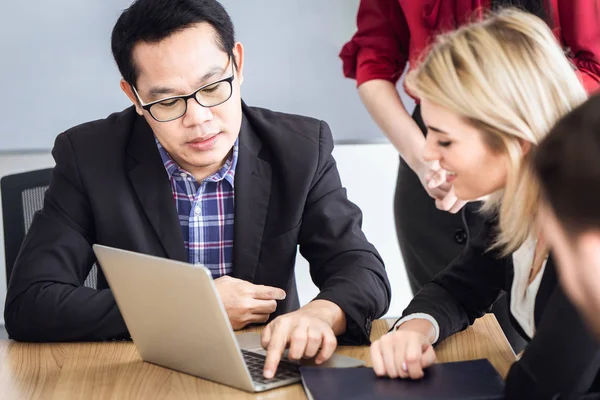 Geschäftsleute Die Miteinander Reden Schauen Besprechungsraum Auf Den Computer Laptop — Stockfoto