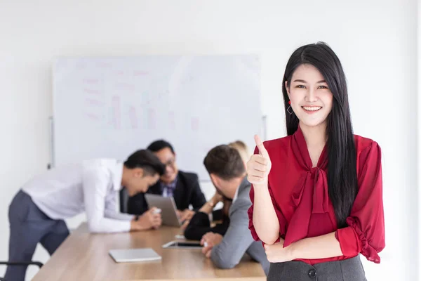 Asiatische Junge Geschäft Mädchen Daumen Nach Oben Mit Büro Teamarbeit — Stockfoto